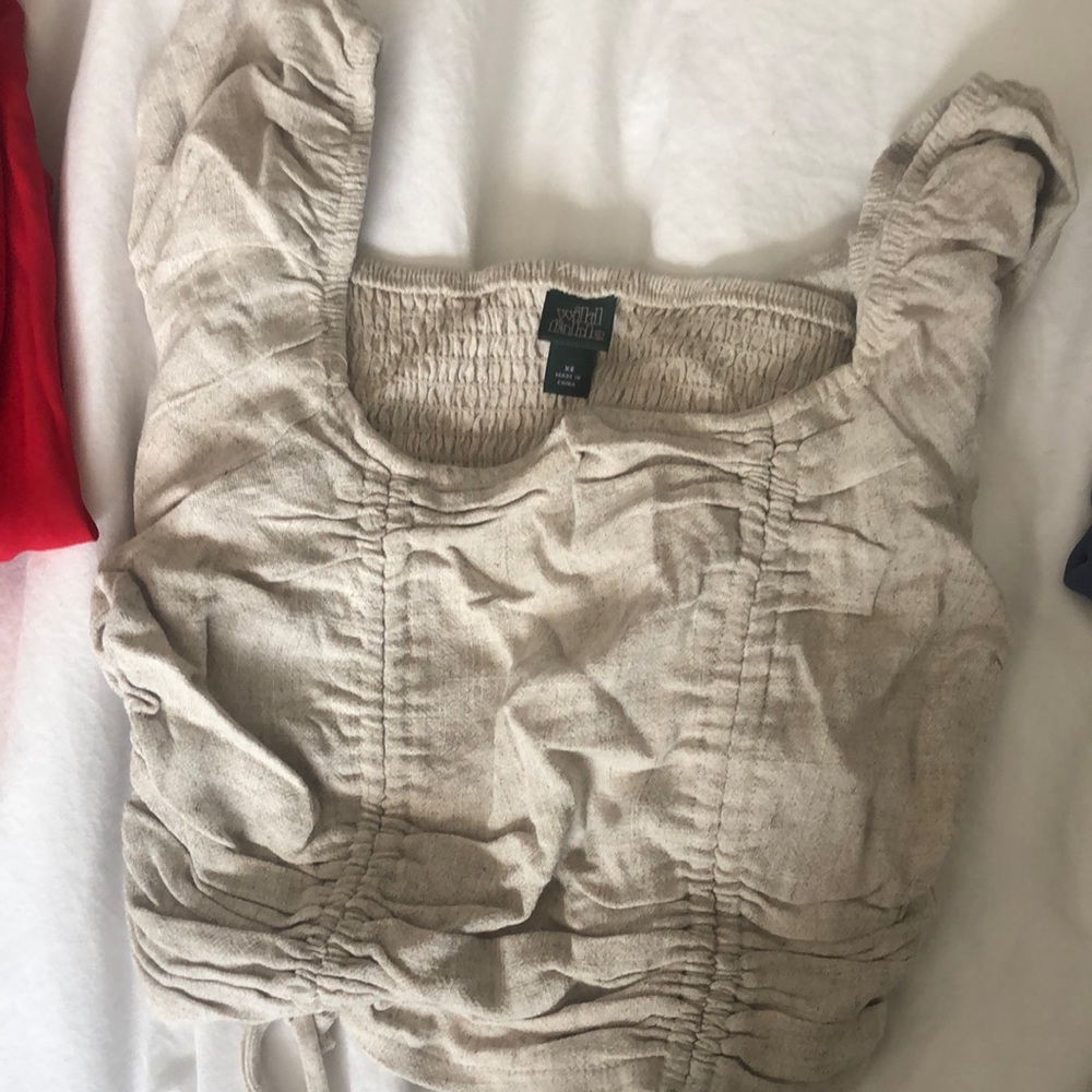 Low top shirt with puffy sleeves